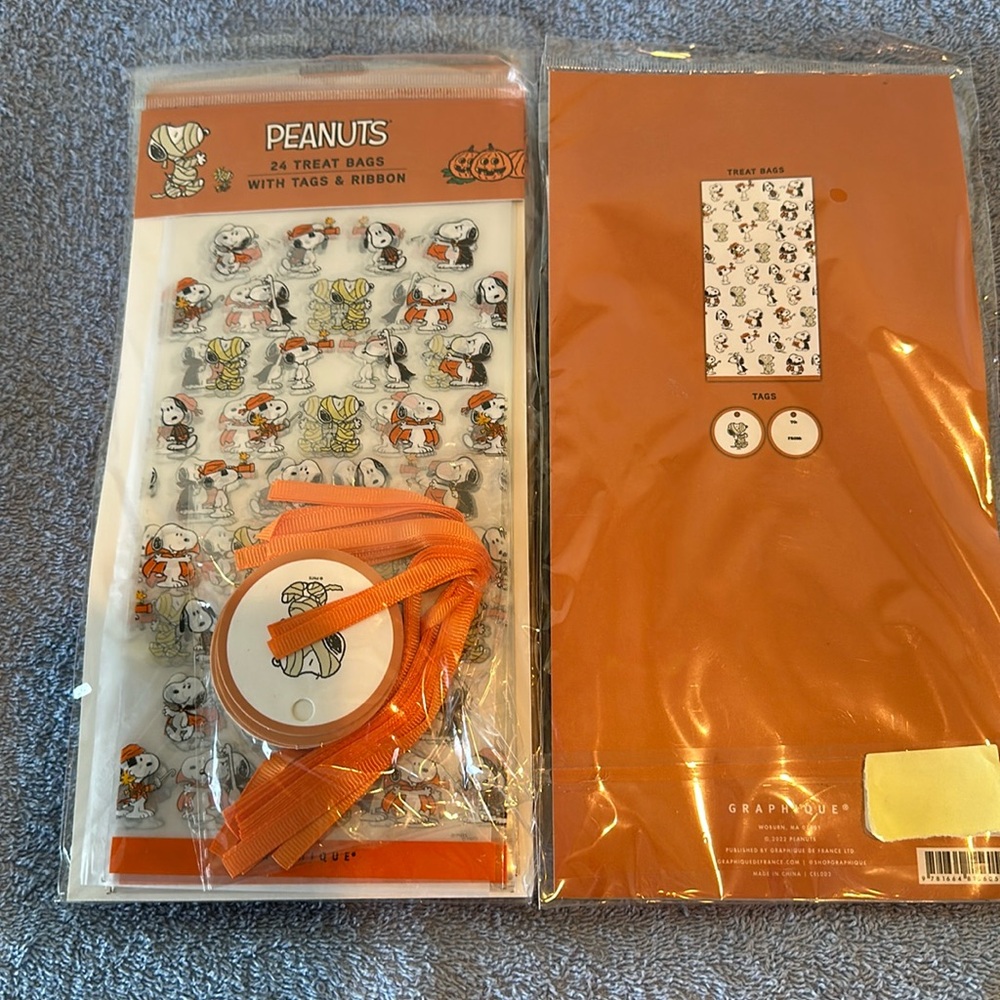 Peanuts set of 5 treat bags with tags and ribbon. 24 treat bags in each set.
